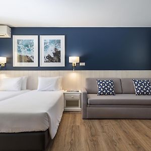 Großes Zimmer mit zwei Einzelbetten